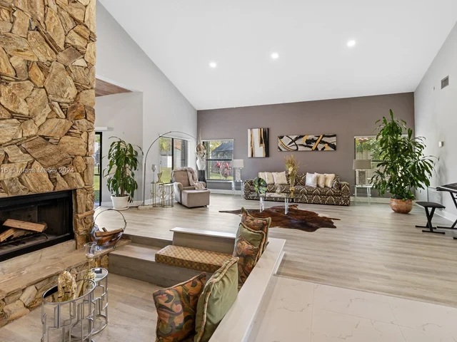 9421 NW 10th St, Plantation FL 33322