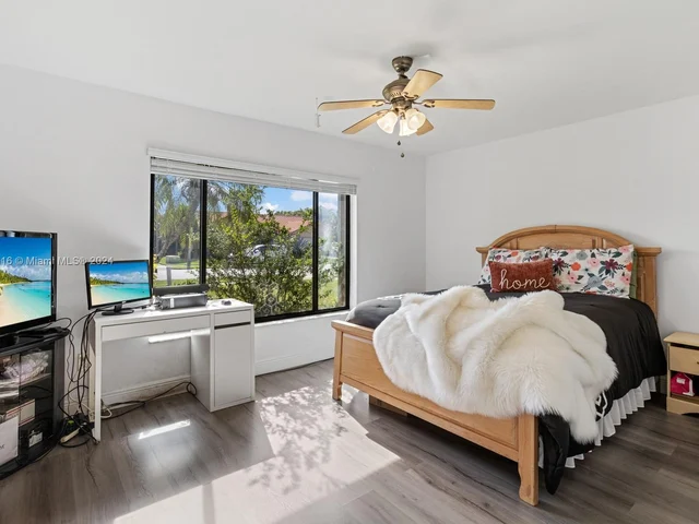 9421 NW 10th St, Plantation FL 33322