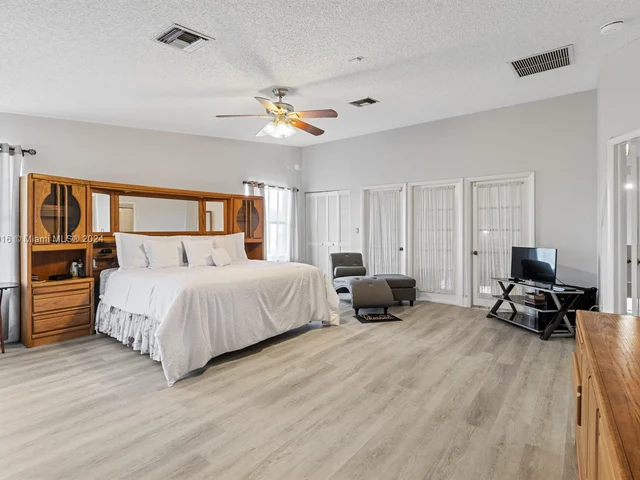 9421 NW 10th St, Plantation FL 33322