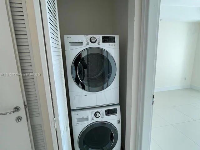 300 S Biscayne Blvd # 2406, Miami FL 33131