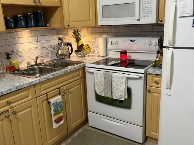 8320 NW 7th St # 313, Miami FL 33126