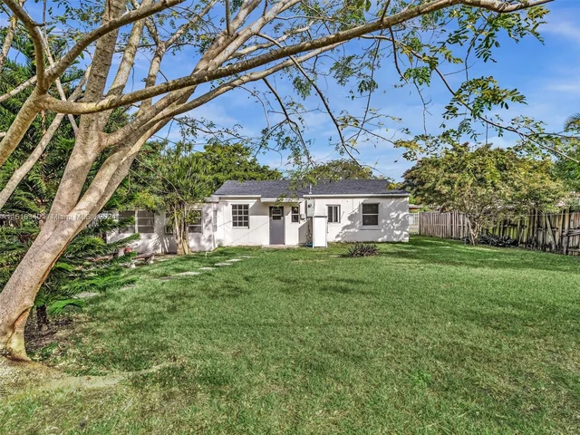 1050 NE 138th St, North Miami FL 33161