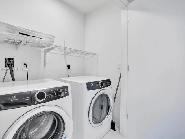 851 NE 1st Ave # 1004, Miami FL 33132