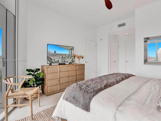 851 NE 1st Ave # 1004, Miami FL 33132