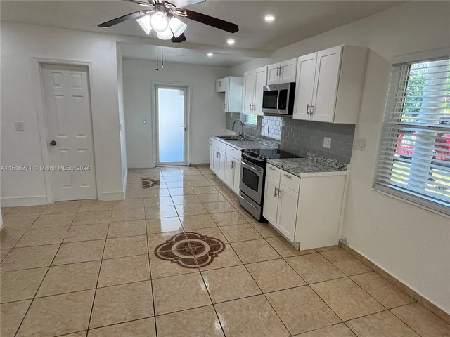 12710 Tee Cir, Miami FL 33167