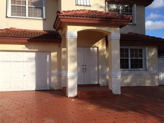 19663 NW 85th AVE, Hialeah FL 33015