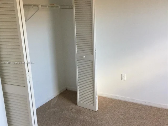 19663 NW 85th AVE, Hialeah FL 33015