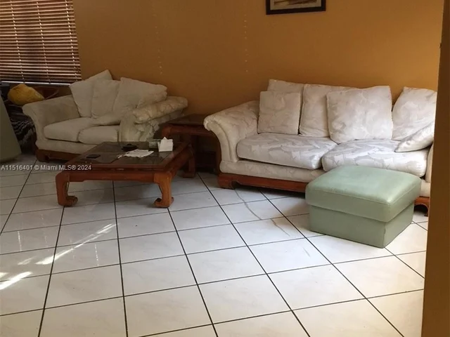 19663 NW 85th AVE, Hialeah FL 33015