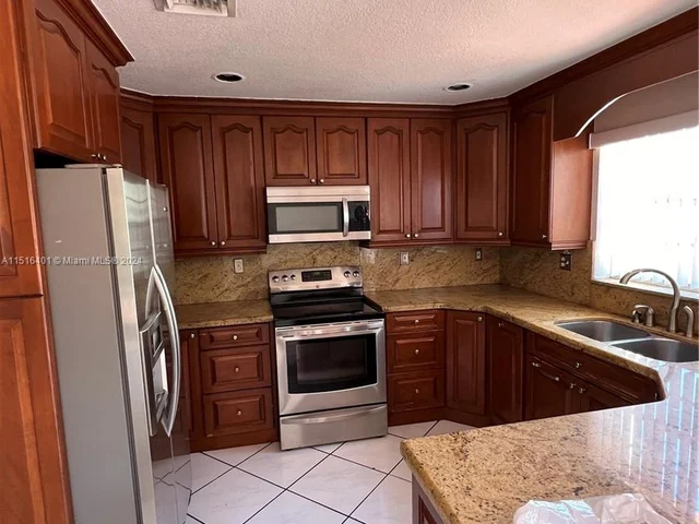 19663 NW 85th AVE, Hialeah FL 33015