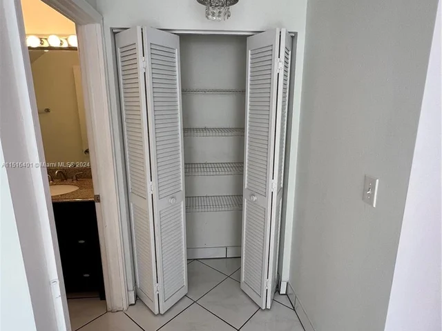 19663 NW 85th AVE, Hialeah FL 33015