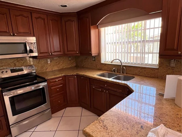 19663 NW 85th AVE, Hialeah FL 33015