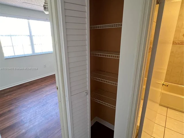 19663 NW 85th AVE, Hialeah FL 33015