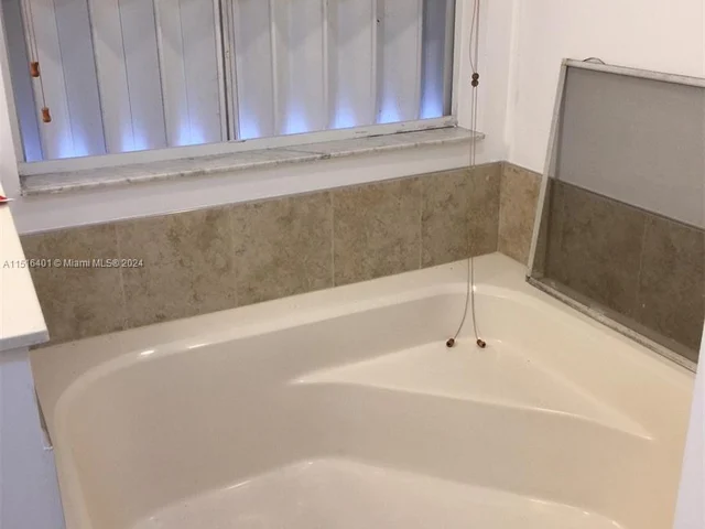 19663 NW 85th AVE, Hialeah FL 33015