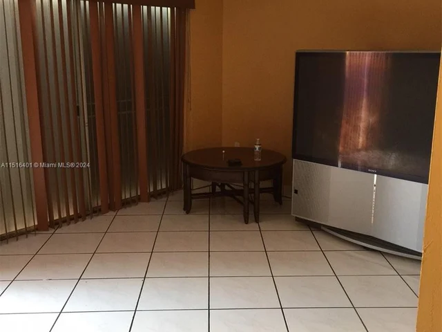 19663 NW 85th AVE, Hialeah FL 33015