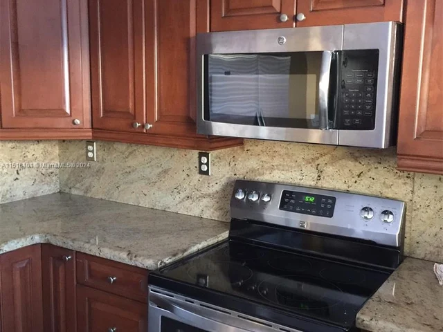 19663 NW 85th AVE, Hialeah FL 33015