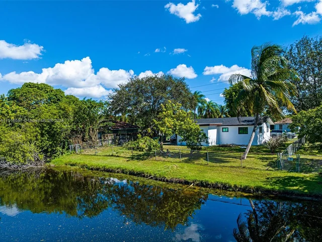 1521 NW 55th Ave, Lauderhill FL 33313