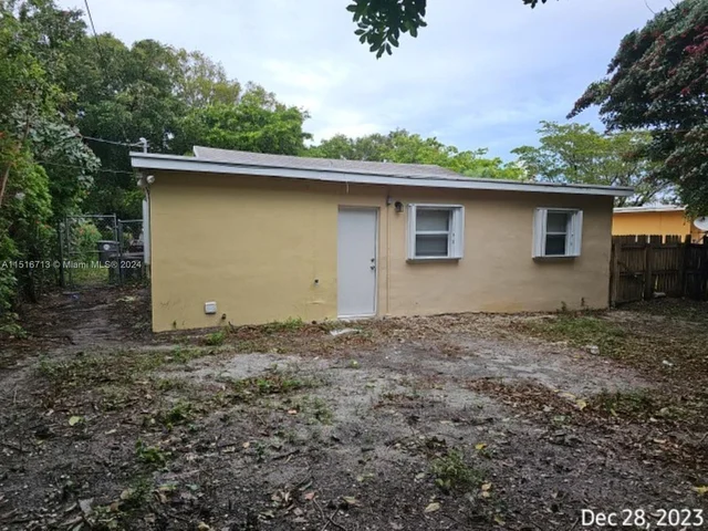 512 47th St, West Palm Beach FL 33407