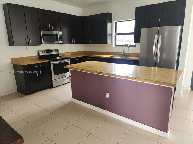 850 NE 193rd Ter # 850, Miami FL 33179