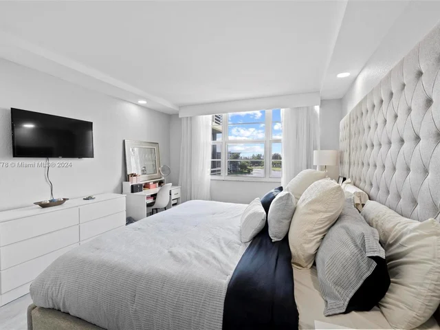 3095 N Course Dr # 602, Pompano Beach FL 33069