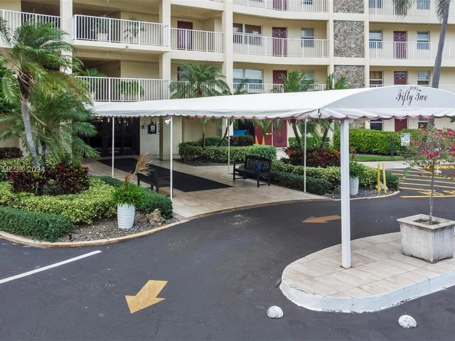 3095 N Course Dr # 602, Pompano Beach FL 33069