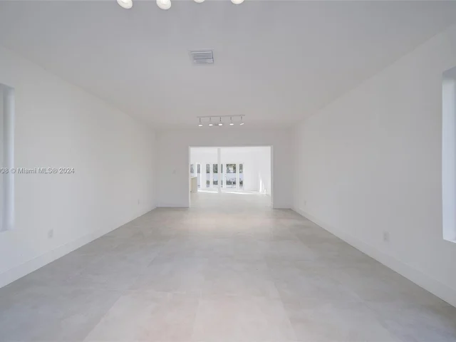 2020 Alamanda Dr # 2020, North Miami FL 33181