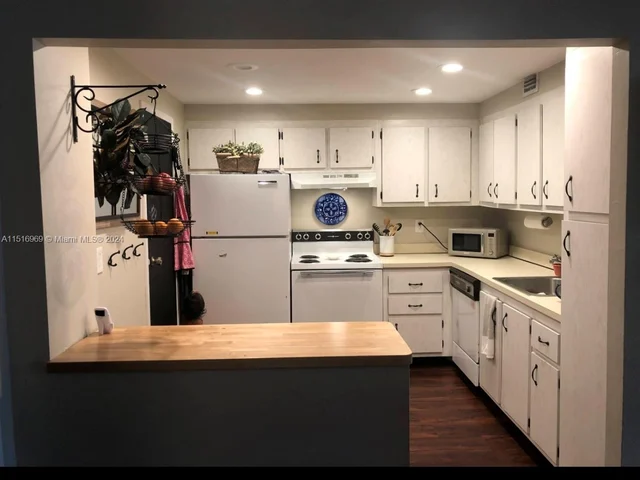 6500 Cypress Rd # 211, Plantation FL 33317