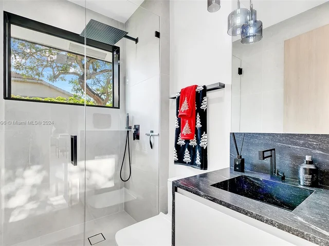 1470 Lantana Ct, Weston FL 33326