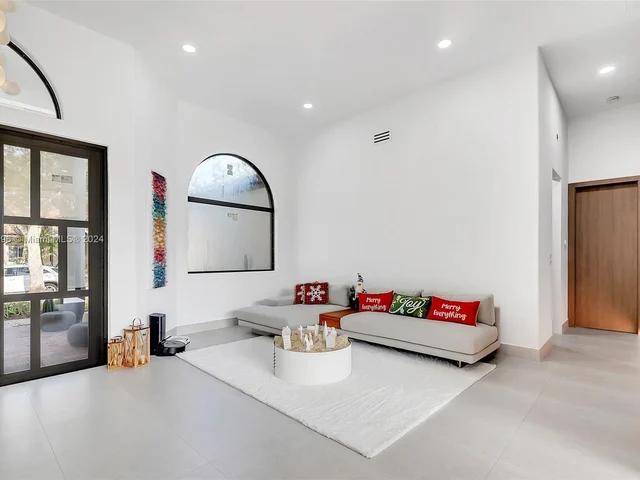 1470 Lantana Ct, Weston FL 33326