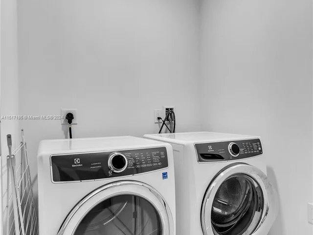 851 NE 1st Ave # 806, Miami FL 33132