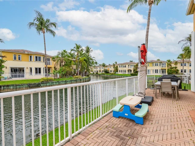 3172 NE 211th St, Aventura FL 33180