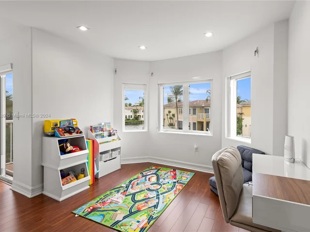 3172 NE 211th St, Aventura FL 33180