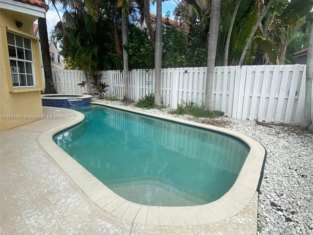 325 Somerset Way, Weston FL 33326