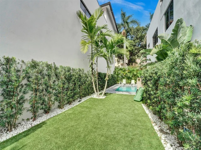 8151 NW 48th Ter, Doral FL 33166