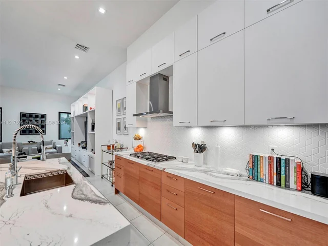 8151 NW 48th Ter, Doral FL 33166