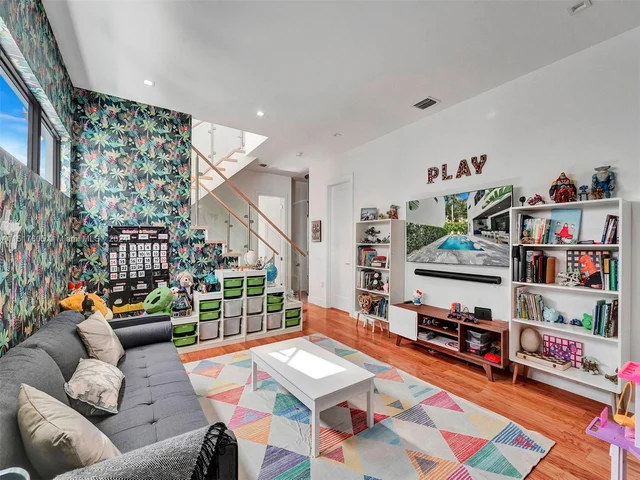 8151 NW 48th Ter, Doral FL 33166