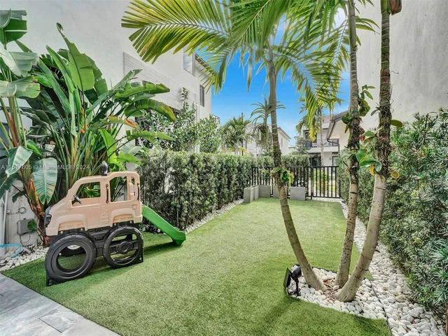 8151 NW 48th Ter, Doral FL 33166