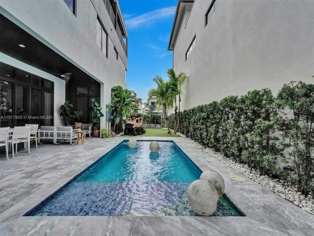 8151 NW 48th Ter, Doral FL 33166