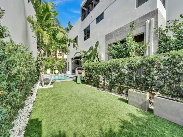 8151 NW 48th Ter, Doral FL 33166