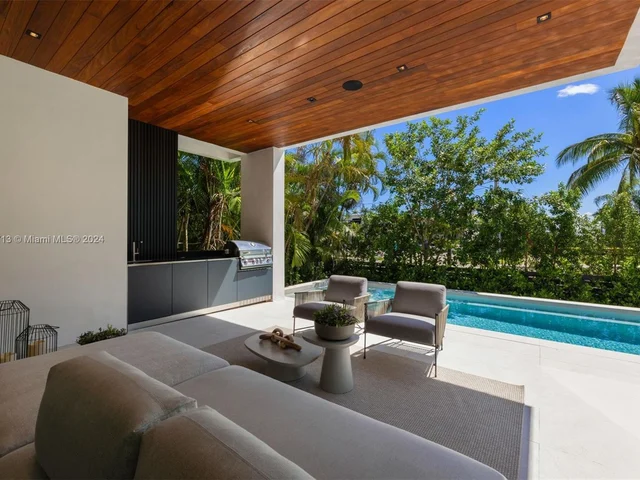 1098 N Venetian Dr, Miami FL 33139