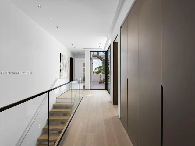 1098 N Venetian Dr, Miami FL 33139