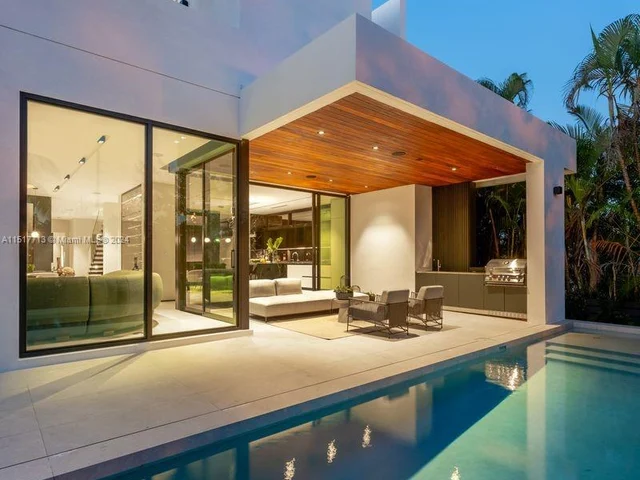 1098 N Venetian Dr, Miami FL 33139