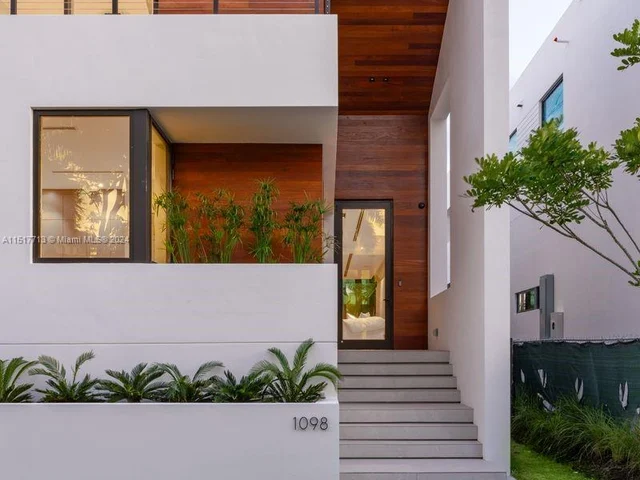 1098 N Venetian Dr, Miami FL 33139