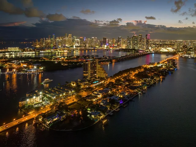 1098 N Venetian Dr, Miami FL 33139