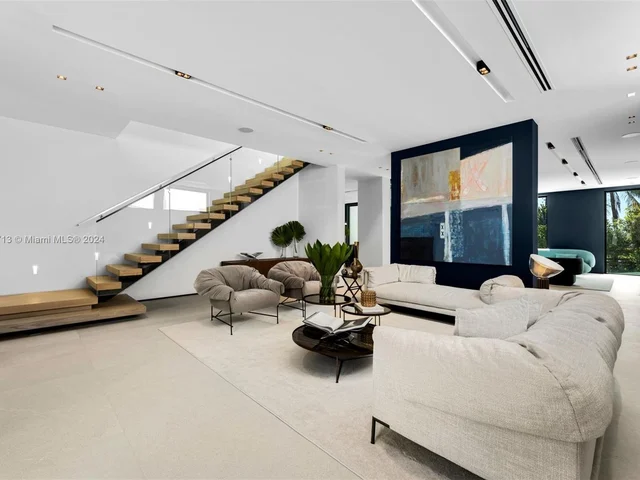 1098 N Venetian Dr, Miami FL 33139