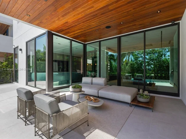 1098 N Venetian Dr, Miami FL 33139