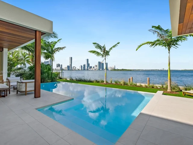 1061 N Venetian Dr, Miami FL 33139