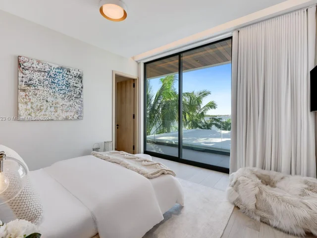 1061 N Venetian Dr, Miami FL 33139