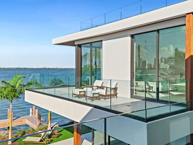 1061 N Venetian Dr, Miami FL 33139