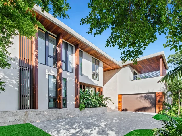 1061 N Venetian Dr, Miami FL 33139