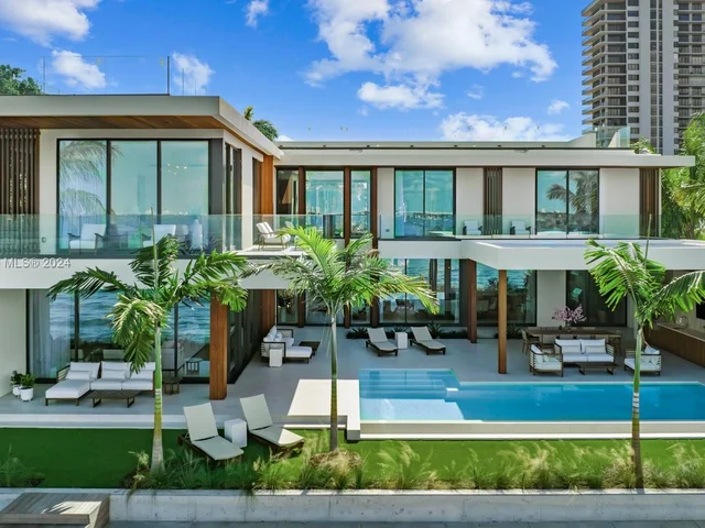 1061 N Venetian Dr, Miami FL 33139